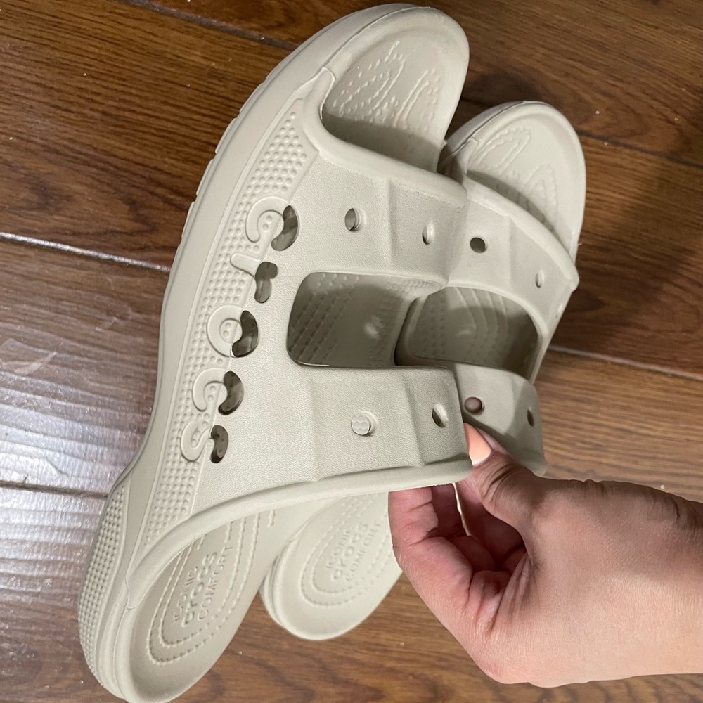 Women Crocs - Picture 5 of 5